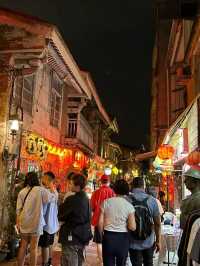 夜晚的神農街多了燈籠的色彩點綴