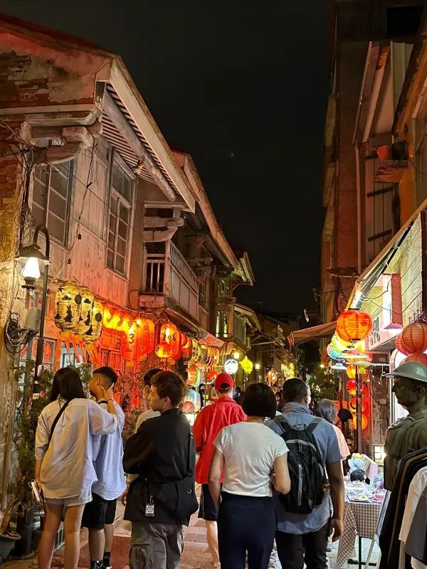 夜晚的神農街多了燈籠的色彩點綴