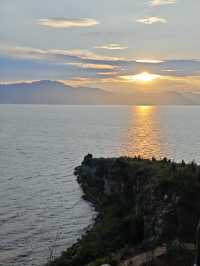 抚仙湖，展開一場湖光山色的浪漫之旅。