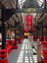 成都呢間火鍋店真係好有趣，邊食邊睇川劇