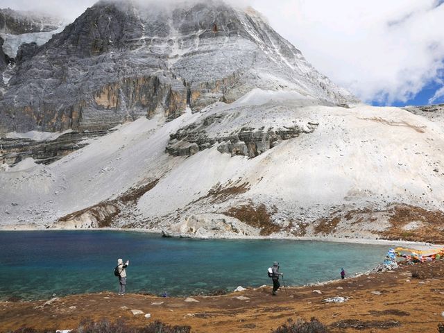 五色海：亞丁雪山下的奇幻變色湖