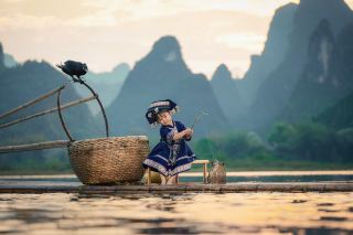 Yangshuo Xingping: Fishermen Singing at Dusk in an Ink Painting   The Millennium Poetry by the Li River In the landscape painting of the Li River, the most authentic Chinese-style romance is hidden.