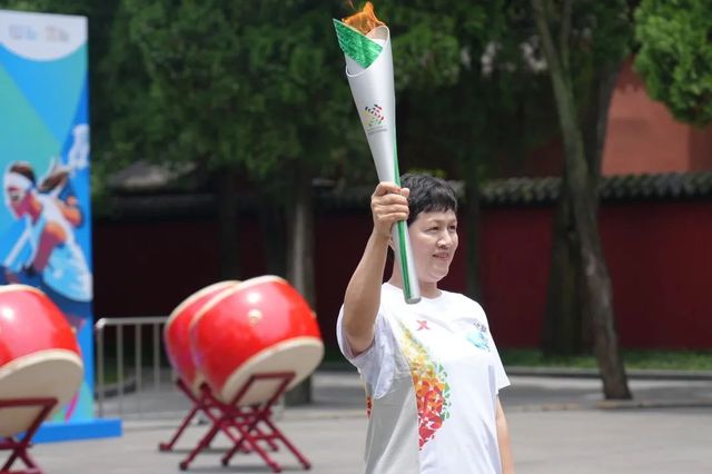 三國文化耀世界！成都世運會火炬穿越武侯祠