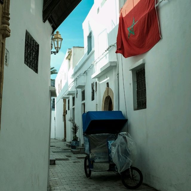 🏡 White Alleys of Rabat – Where the Ocean Whispers Through the Walls 🏡 White Alleys of Rabat – Where the Ocean Whispers Through the Walls