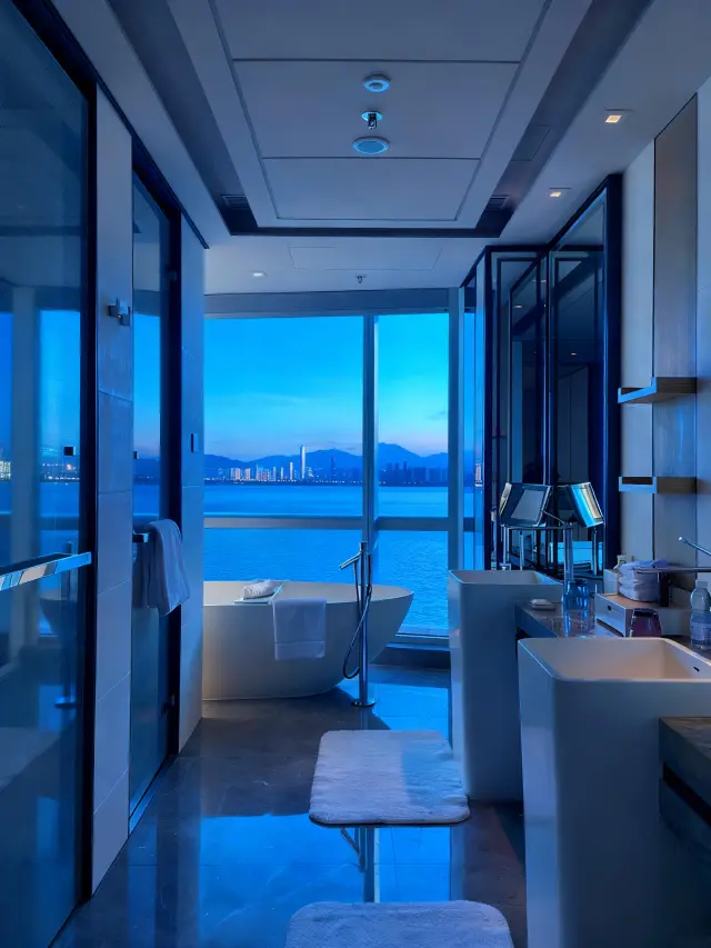 The pinnacle of high-rise hotels in Shenzhen Bay! 270° city views + sky pool that will take your breath away