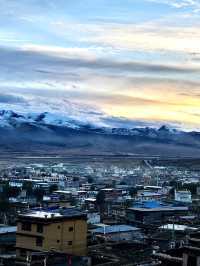 高原陽光下的理塘