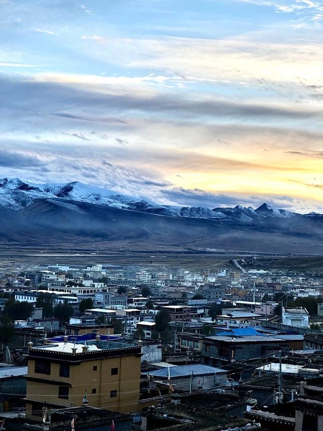 高原陽光下的理塘