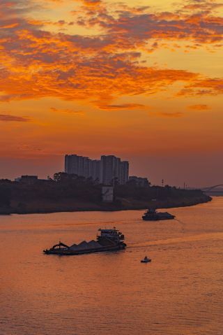 ถ่ายรูปริมแม่น้ำในหนานหนิง | สายลมยามเย็นและแสงอาทิตย์ยามเย็นสร้างบรรยากาศที่ชวนดื่มด่ำ