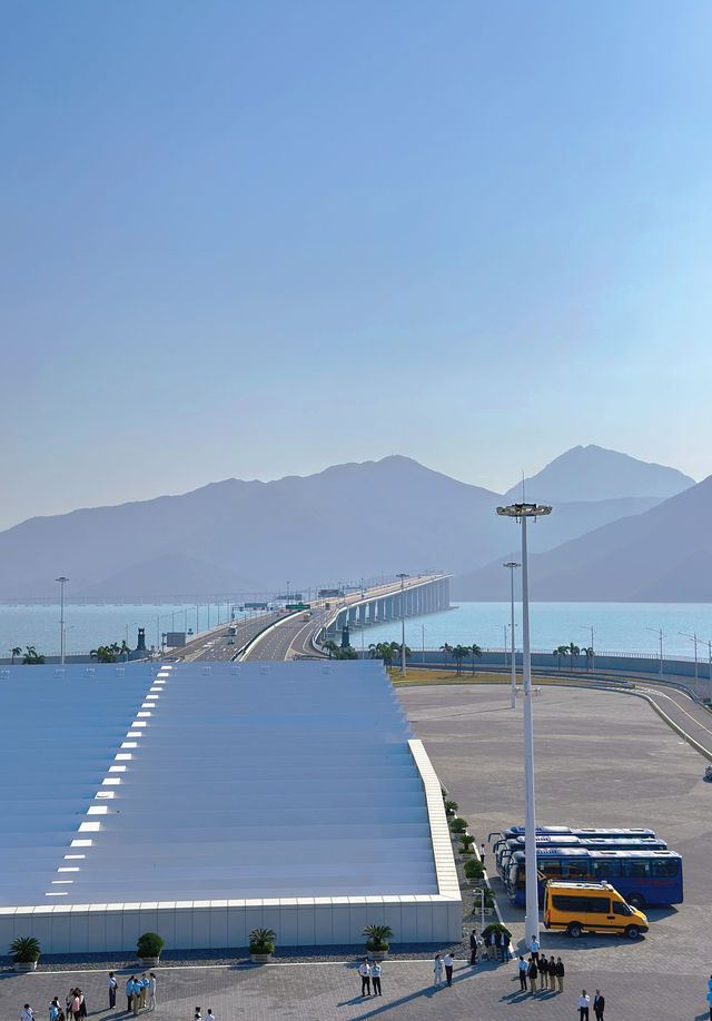 登港珠澳大橋上藍海豚島感受世紀工程 登港珠澳大橋上藍海豚島感受世紀工程