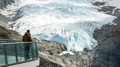 Complete guide to Jasper Athabasca Glacier | Ride the ice explorer on the ancient blue ice, skywalk — traveler post in Jasper