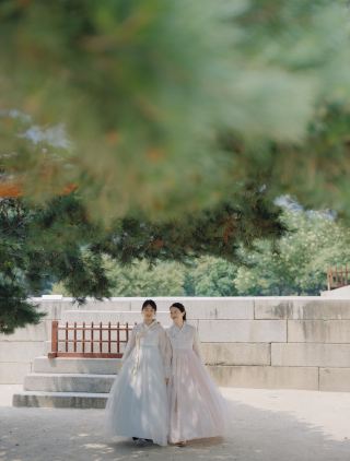 Since we were at Gyeongbokgung Palace, we had to take some photos in a Hanbok, especially since wearing one gets you free admission. Outside the subway exit, there were Hanbok rental shops everywhere, and all the signs were clearly designed to attract foreign tourists. We just picked one at random that wasn't crowded and looked a bit cleaner, thinking we would get it done quickly since it was so hot. The prices were about the same everywhere. Since we did our own makeup, we only needed the clothes and hair styling. Aside from the clothes being a bit cleaner, the hair styling was disappointing. It felt like a trap with lots of hidden costs, and they kept trying to upsell us, so I would not recommend it. Gyeongbokgung Palace is quite spacious, and personally, I found the architecture a bit monotonous and difficult to photograph on a sunny day. If you go on a sunny day, it is best to go early in the morning or late in the day. We finally called it a day just as we were sweating profusely, our patience was completely exhausted, and our family harmony was on the verge of collapse.
