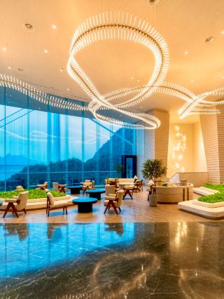 I found my dream hotel in Guizhou! Sleeping on the edge of a cliff, watching the high bridge and the sea of clouds—it's so healing.