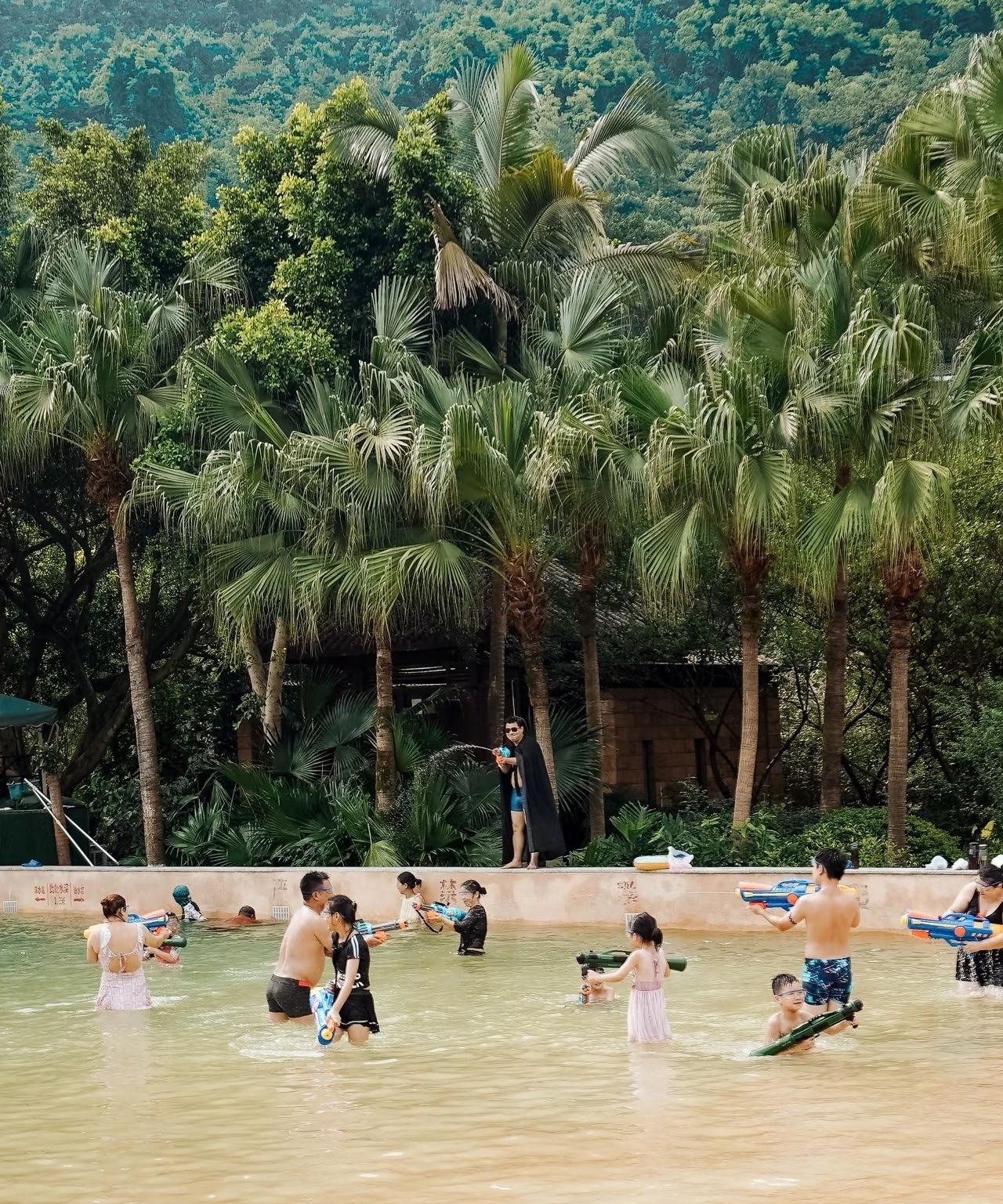 Hot springs and laughter return to the wilderness of Tongjing Mountain.