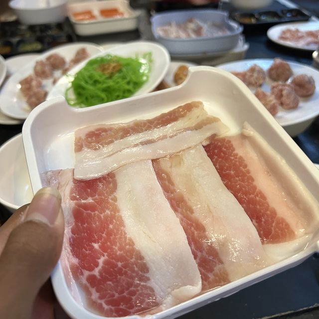 หมูจุ่มเจ๊โส ถาดละ19บาท!!