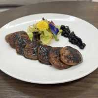 飯店內的咖啡餐酒館 發現美味佳餚 剁椒牛肉麵 一吃成癮《淡水 將捷金鬱金香酒店-滬尾之星》