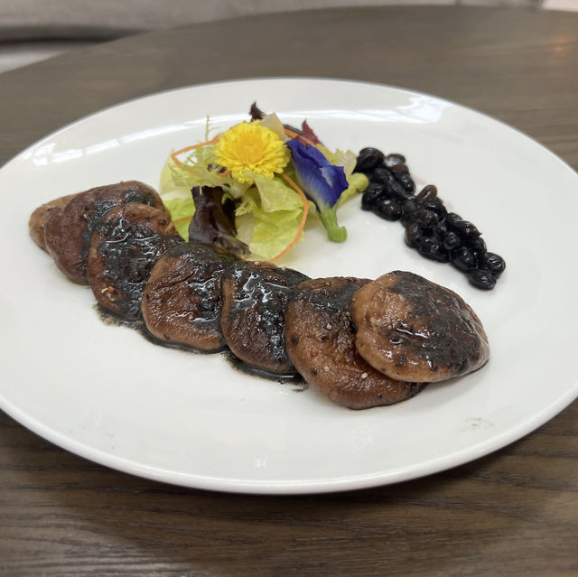 飯店內的咖啡餐酒館 發現美味佳餚 剁椒牛肉麵 一吃成癮《淡水 將捷金鬱金香酒店-滬尾之星》