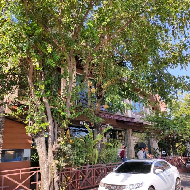 🇱🇦ラオス ヴィエンチャン "タートダムと周辺" ストゥーパが街中!? 周辺はオシャレ!!ສວນທາດດຳ

 