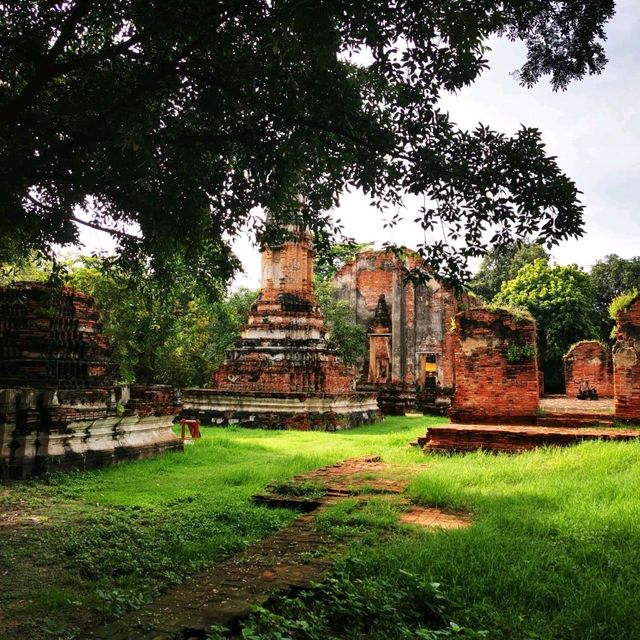 ร่มรื่นสวยงาม ณ โบราณสถานวัดบรมพุทธาราม อยุธยา