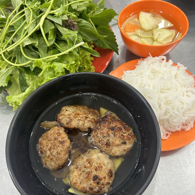 在胡志明市吃到道地的河內烤肉榨粉