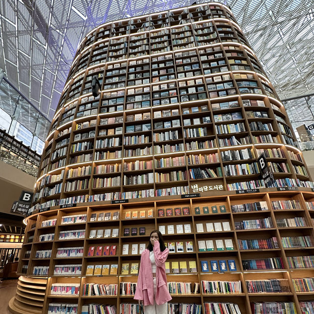ห้องสมุด  Starfield Library