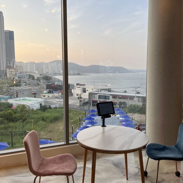 강동 몽돌해변이 보이는 오션뷰카페, 아주로마레