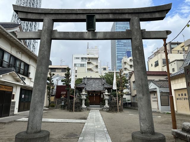 東京・押上。スカイツリーが写り込む景色『押上天祖神社』