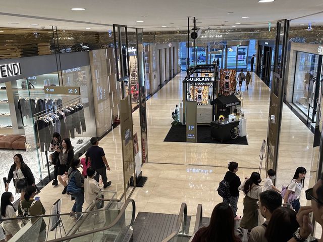 🛍️ 微風信義：時尚購物、美食探索的最佳去處！🍴👗