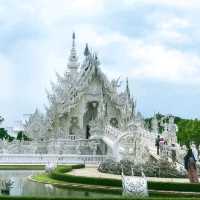 Wat Rong Khun (white temple)