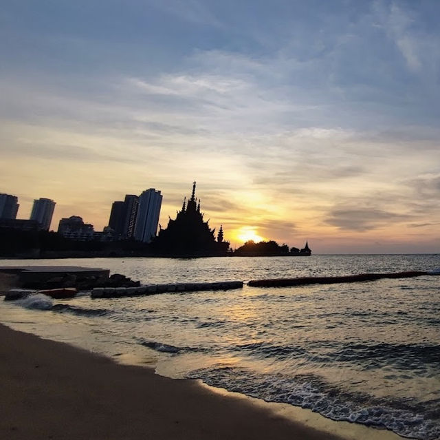 ชายหาดลับพัทยา ใกล้ปราสาทสัจจธรรม