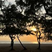 ชมวิวพระอาทิตย์ตกดินสุดโรแมนติก ที่หาดแหลมเจริญ 🌅