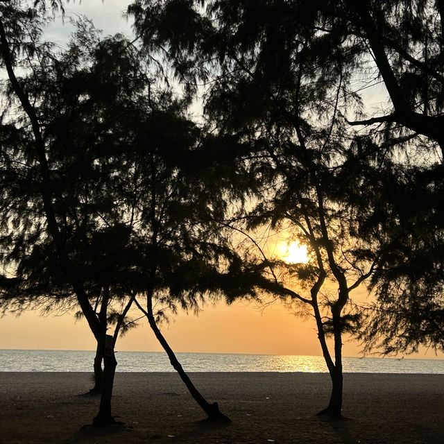 ชมวิวพระอาทิตย์ตกดินสุดโรแมนติก ที่หาดแหลมเจริญ 🌅