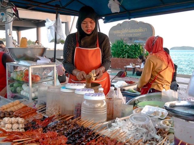 ตลาดถนนคนเดิน สตรีทฟู้ดฮาลาล 