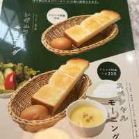 明るい店内の喫茶店