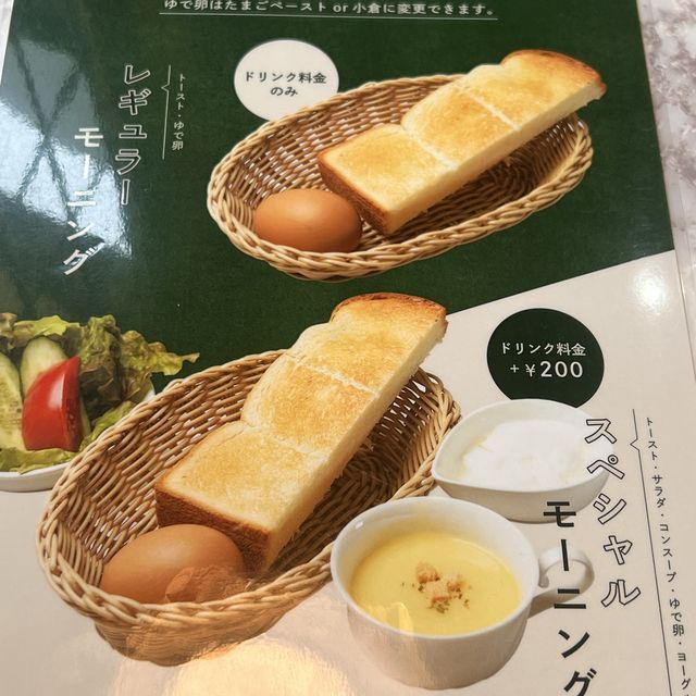 明るい店内の喫茶店