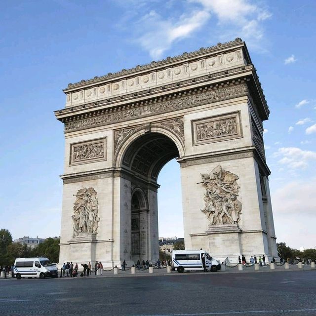巴黎🥰歐洲最嚮往的都市，令人震撼的凱旋門