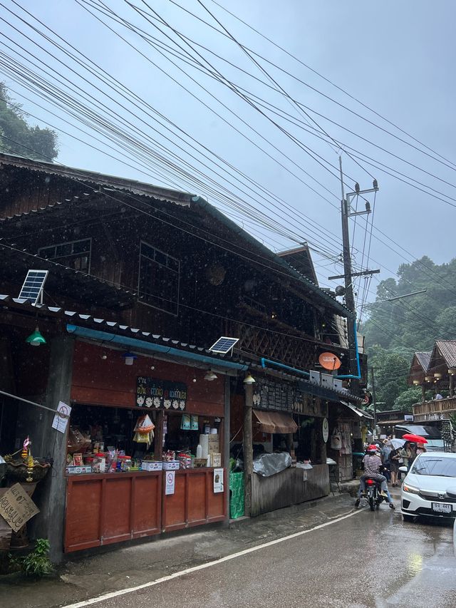 เที่ยวหมู่บ้านแม่กำปองหน้าฝน มู้ดดีมาก 🌧️☔️🏡