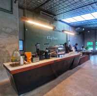 เอทซิกทีน คาเฟ่ (8SIXTEEN Cafe) 