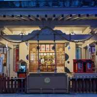 曽根崎横丁の露天神社…通称お初天神は、夜のライトアップが綺麗な神社
