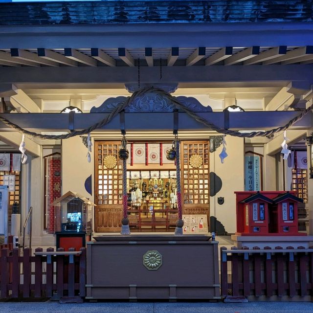 曽根崎横丁の露天神社…通称お初天神は、夜のライトアップが綺麗な神社