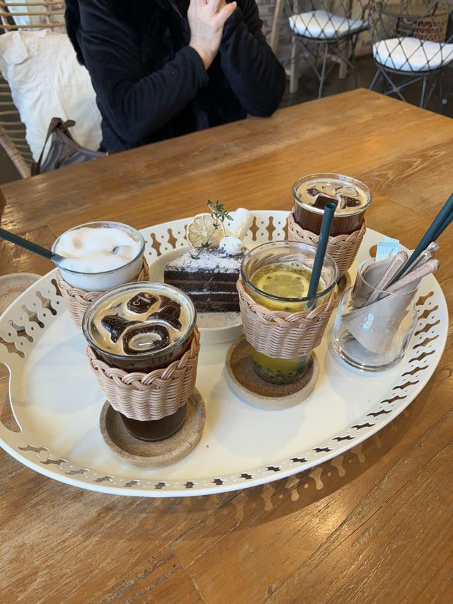 봄향기가 가득한 감성적인 꽃가게 & 카페🌷