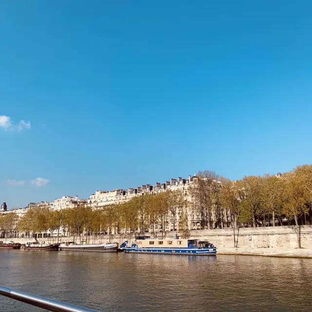 Seine Serenade: Parisian Beauty on the River