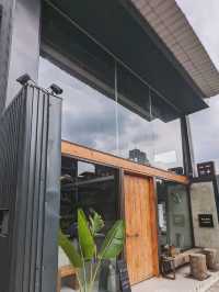 水泥牆、鐵皮屋，大馬路邊的工業風咖啡：得正咖啡