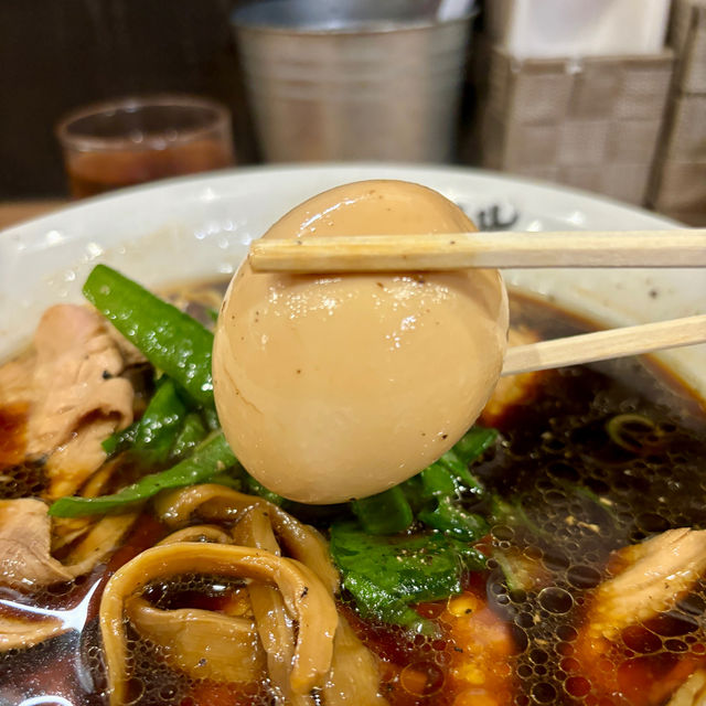 【大阪・難波】真っ黒なのにアッサリしている大阪ブラック「麺屋 丈六 なんば店」