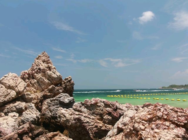 ชมโขดหิน น้ำใส ที่หาดผู้รอดชีวิต