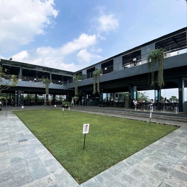THE UPPER CLIFT | THE LARGEST CAFE IN SENTUL WITH MOUNTAIN VIEWS