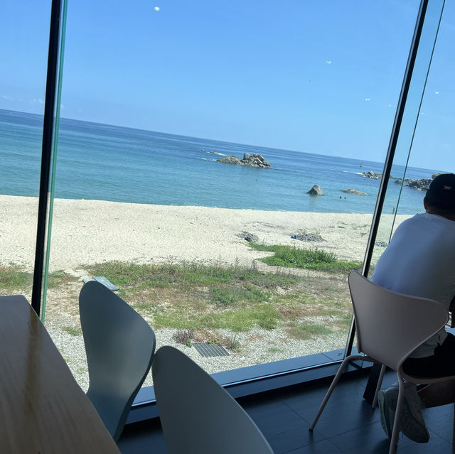 서핑보드 인테리어가 이국적인 카페