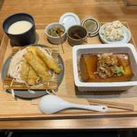 ご飯の上に豆腐が丸ごと一丁のった夏限定とうめし