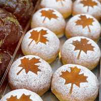 ㅇㅂㅂ ABEBE BAKERY超夯排隊名店！爆漿奶油甜甜圈，一口咬下幸福感滿到溢出來！🍩💕