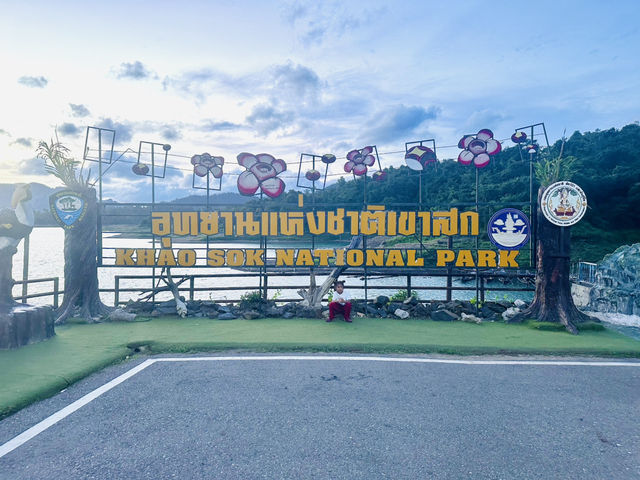 ล่องเรือเที่ยวเขื่อนเชี่ยวหลาน
