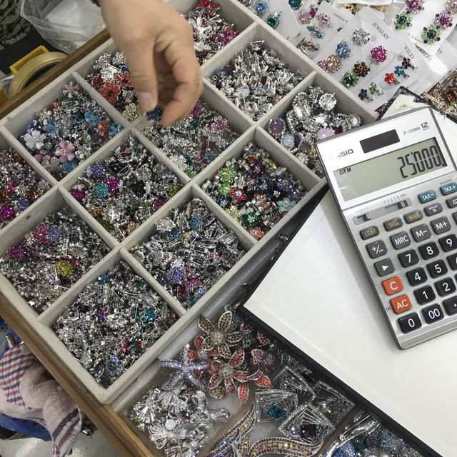 Discover the Heart of Seoul: Shopping at Namdaemun Market 🇰🇷